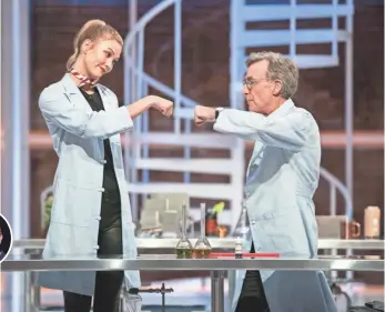  ?? EDDY CHEN, NETFLIX ?? Supermodel Karlie Kloss helps tackle science and tech on Bill Nye Saves the World.