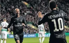  ??  ?? ALEGRÍA. Mbappé y Neymar celebran uno de los goles del PSG..