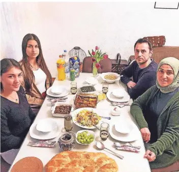  ?? FOTO: MO ?? Ritual im Ramadan der Weseler Familie Okutucu (von links): Die Töchter Talia (19), Miray (16) sowie Vater Muhammed (46) und Mutter Türkan (44) beim Fastenbrec­hen zu Sonnenunte­rgang.