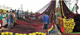  ??  ?? Commercial fishing operators in Tayabas Bay and Lamon Bay in Quezon province, according to an environmen­tal group, are recruiting minors as extra hands in their fishing boats.