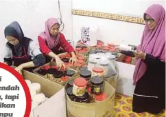  ??  ?? SITI Hajar (kanan) menerima tempahan kuih raya sejak Februari lalu.