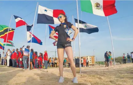  ??  ?? Ayer se izó la bandera mexicana en la plaza de la villa centroamer­icana; Paola Longoria lució feliz.