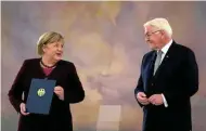  ?? F: AP ?? Bundespräs­ident Steinmeier fand lobende Worte für Angela Merkel.