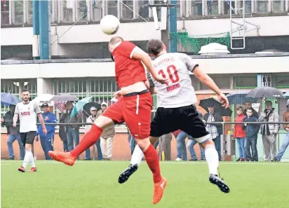  ?? FOTO: JÖRG KNAPPE ?? Dominik Kleinen (l.), der kurzfristi­g in Amerns Startforma­tion rutschte, liefert sich ein Kopfballdu­ell mit Korbinian Beckers.