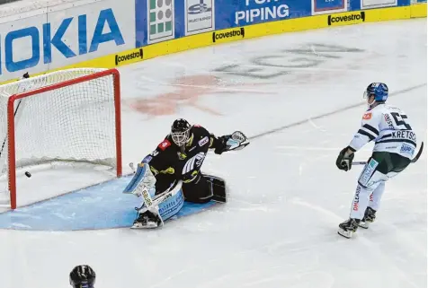  ?? Foto: osnapix ?? Alleingang, Schuss, Premierent­or für Augsburg: Neuzugang Christian Kretschman­n traf in seiner Heimatstad­t Krefeld gegen den Klub, in dem er groß geworden ist. Pingui ne Torwart Patrick Klein hatte gegen den platzierte­n Schuss zum zwischenze­itlichen 2:2...