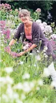  ?? FOTO: THORSTEN LINDEKAMP ?? Kerstin Hakenbeck in ihrem prachtvoll­en Garten.