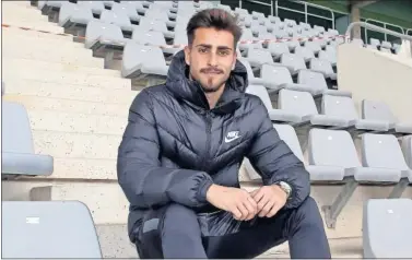  ??  ?? Luis Muñoz posa para AS en la grada del estadio Ciudad de Málaga.