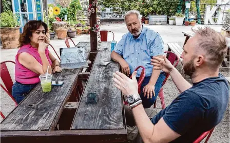  ?? Photos by Salgu Wissmath/staff photograph­er ?? Susie Lafredo, left, and Alan Williams, center, co-owners the Facebook group and Flavors of Texas, meet bar owner Terrin Fuhrmann.