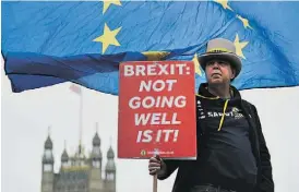  ?? ?? Ativista pró-União Europeia com cartaz contra o Brexit junto ao Parlamento britânico.