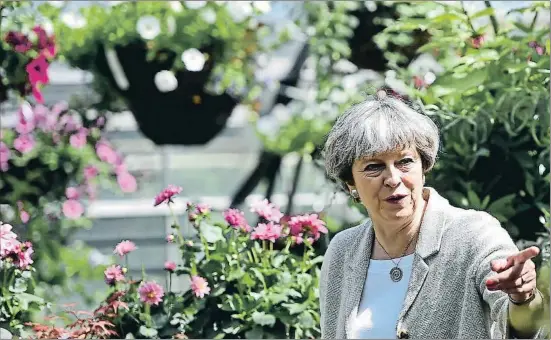  ?? POOL / GETTY ?? Theresa May hizo campaña ayer en Silkstone, South Yorkshire, en la Inglaterra rural y clásica donde se siente más cómoda