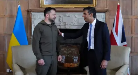  ?? aFP ?? Rishi Sunak, el primer ministro británico (derecha), conversó con el presidente de Ucrania, Volodomir Zelensky, durante una visita que el ucraniano realizó a Londres.