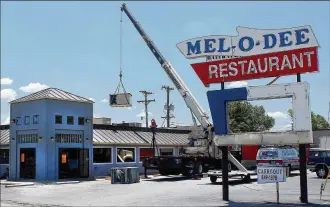  ?? JEFF GUERINI / STAFF ?? A crane lifts the new air conditione­r to the roof of the Mel-O-Dee restaurant in Park Layne. The restaurant hopes to reopen June 26.