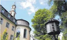  ?? ARCHIVFOTO: JASMIN AMEND ?? Zwei Taubenhäus­er stehen am Ravensburg­er Altstadtra­nd, eines davon neben dem Bruderhaus (Foto). Der Tierschutz­verein kümmert sich um die Säuberung.