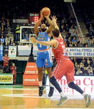  ??  ?? Infallibil­e Isaiah Swann, 27 punti e 8/10 da tre (Balanza)