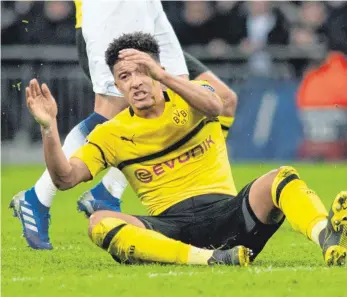  ?? FOTO: DPA ?? Zum Grashalmer­aufen: Dortmunds Jungstar Jadon Sancho war in der alten Heimat bedient.