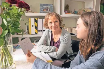  ??  ?? Ruth Reinecke (l.) spielt in „Oma ist verknallt“die Rolle der Rentnerin Gisela, die plötzlich Liebesbrie­fe bekommt. Stolz zeigt sie diese ihrer Enkelin Bille (Gioia Marischka).