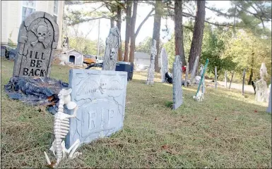  ?? Keith Bryant/The Weekly Vista ?? Skeletal mice play while a canine skeleton howls in Teah Bidwell’s graveyard.