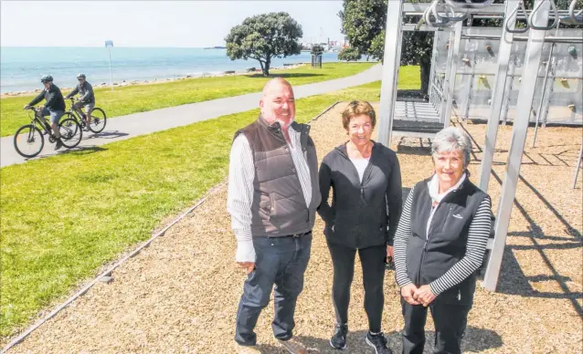  ?? PHOTO / PAUL TAYLOR ?? Former Napier mayor Barbara Arnott (centre) with (from left,) John Hennessey, chair of pathways, and Lynne Anderson, president of Rotary club Ahuriri, pictured at Spriggs Park, Ahuriri, Napier.