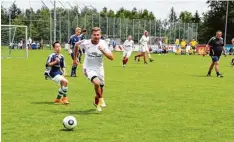  ?? Foto: Daniela Hollrotter ?? Ex FC Bayern Spieler Andi Görlitz (Mitte) machte nicht nur beim Spaßspiel auf dem Rasen eine gute Figur.