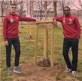  ?? ?? In posa Adam Masina e Adrien Tameze vicino a uno degli alberi piantati ieri. Sullo sfondo lo stadio Olimpico