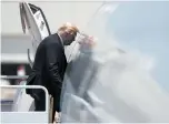  ??  ?? Donald Trump est monté à bord de Air Force One, samedi. - Associated Press: Carolyn Kaster