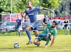  ?? RP-FOTO: RALPH MATZERATH ?? Dieser Schein trügt: Leroy Mickels (links) und der FC Monheim waren durchaus nicht so schwungvol­l wie sonst unterwegs.