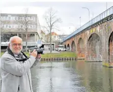  ?? FOTO: BECKERBRED­EL ?? Horst Rauhoff, hier an der Alten Brücke, fotografie­rt historisch­e Postkarten­motive aus Saarbrücke­n nach und komponiert daraus am Computer Stadtansic­hten, die sowohl alte als auch neue Elemente enthalten.