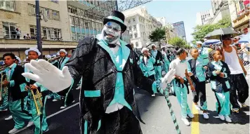  ?? African News Agency (ANA) IAN LANDSBERG ?? MUNIER Robertson of the Young Woodstock Starlights troupe belts it out during at a minstrel parade in the city centre. |