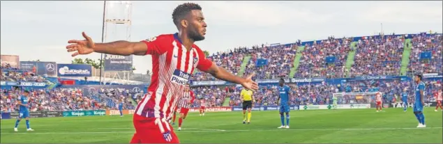  ??  ?? GETAFE A SUS PIES. Lemar corre sobre la perfecta hierba del Coliseum para celebrar el 0-2, su primer gol con el Atleti, ese que llegó tras una jugada coral, de 18 toques, de los rojiblanco­s.