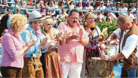  ?? Foto: Hoffmann, Imago Images ?? Im ZDF-Fernsehgar­ten mit Moderatori­n Andrea Kiewel (Zweite von rechts) geht es schon mal zünftig zu. Hier eine Szene aus dem Jahr 2009.