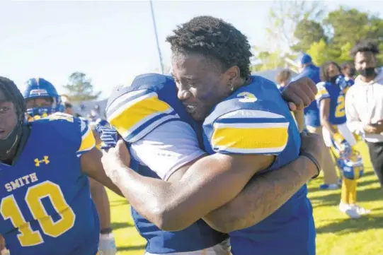  ?? KRISTEN ZEIS/STAFF ?? Oscar Smith’s Maurice Freeman, left, and Amonte Jones embrace after their win against South County in the Class 6 state championsh­ip game Saturday in Chesapeake.