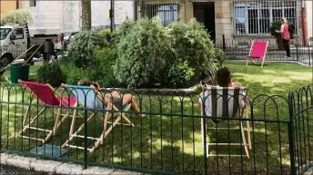  ?? (Photo Alice David) ?? Moment détente sur la place du -Août.