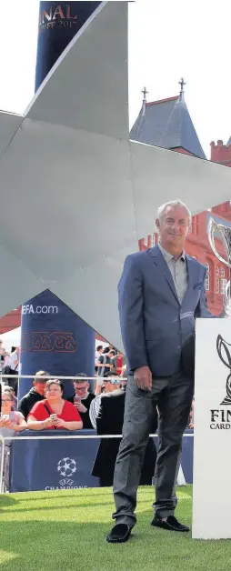  ??  ?? > Uefa ambassador Ian Rush and First Minister Carwyn Jones with the men’s and women’s Champions League trophies in Cardiff Bay yesterday