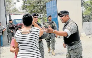  ?? FREDDY RODRÍGUEZ / EXPRESO ?? Guayaquil. Milena, la esposa del recluso fallecido, rogaba a los militares que la dejaran ingresar.