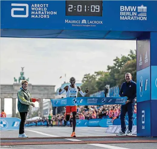  ?? Foto: dpa ?? Eliud Kipchoge kann nach den 42,195 Kilometern noch fröhlich lächeln.