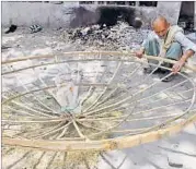  ?? RAJESH KUMAR/ HT PHOTO ?? Artisan making a big traditiona­l umbrella at Ghausabad, Nadesar and (right) another umbrella at the ghat.