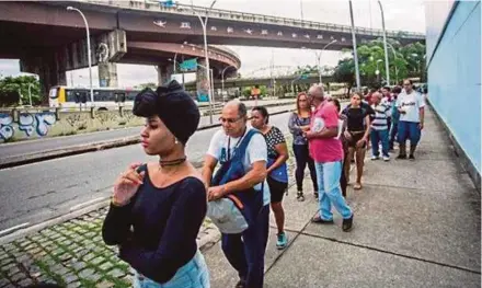  ?? NYT PIC ?? Brazilians line up to cast their vote for president last month.