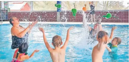  ?? FOTO: RUTH KLAPPROTH ?? Ein Bestandtei­l des Projekts „Auftauchen statt Untergehen“sind Wassergewö­hnungskurs­e für Kinder.