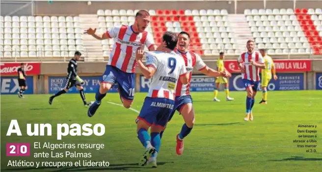  ?? ERASMO FENOY ?? Almenara y Dani Espejo se lanzan a abrazar a Ubis tras marcar el 2-0.