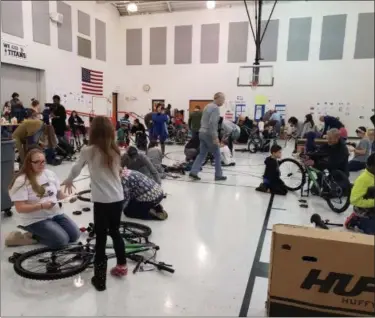  ?? KEITH REYNOLDS — THE MORNING JOURNAL ?? About 32 students and their families filled the gym Dec. 22 at Larkmoor Elementary School, 1201 Nebraska Ave. in Lorain to build bicycles they believed would be donated to needy children but they were later told they could take home.