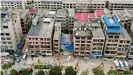  ?? ?? The collapse of the multi-purpose building left a gaping hole in the dense neighborho­od in Changsha, China