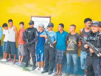  ??  ?? DETENIDOS. La captura de los siete jóvenes fue en un operativo en horas de la mañana.