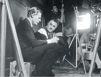  ??  ?? A 100 años del nacimiento de Federico Fellini, muchas de sus películas circulan gratuitame­nte en Internet. Aquí con uno de sus actores paradigmát­icos, Marcello Mastroiann­i.