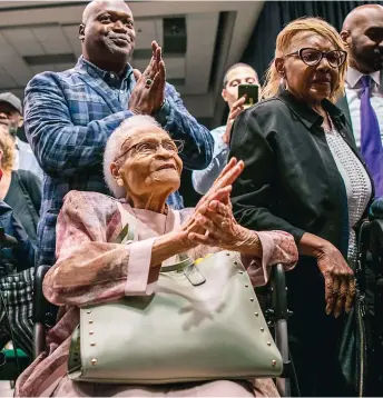  ?? PHOTO AFP ?? Viola Fletchter, survivante du massacre de Tulsa, chante au cours d’une cérémonie commémorat­ive pour le 100e anniversai­re de cette tragédie hier.