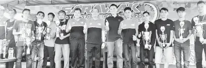  ??  ?? TAHNIAH: Fadillah bergambar kenangan dengan para pemenang pada Karnival Sukan Bermotor Sarawak di Kuching, semalam.