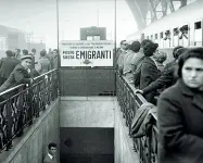  ??  ?? Stazione centrale di Milano (1963), foto di Uliano Lucas