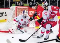  ?? KEY ?? Berns Andrew Ebbett kämpft gegen die Salzburg-Defensive.