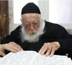  ?? (Yaakov Nahumi/Flash90) ?? RABBI CHAIM KANIEVSKY in his humble Bnei Brak home, June 2021.