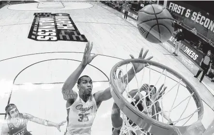  ?? Jamie Squire / Getty Images ?? When shots are off target, more often than not the hands waiting to grab them belong to UH, in this case Fabian White Jr.