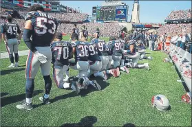  ?? FOTO: AP ?? New England Patriots, de rodillas. Los campeones se unieron a la protesta anti-Trump